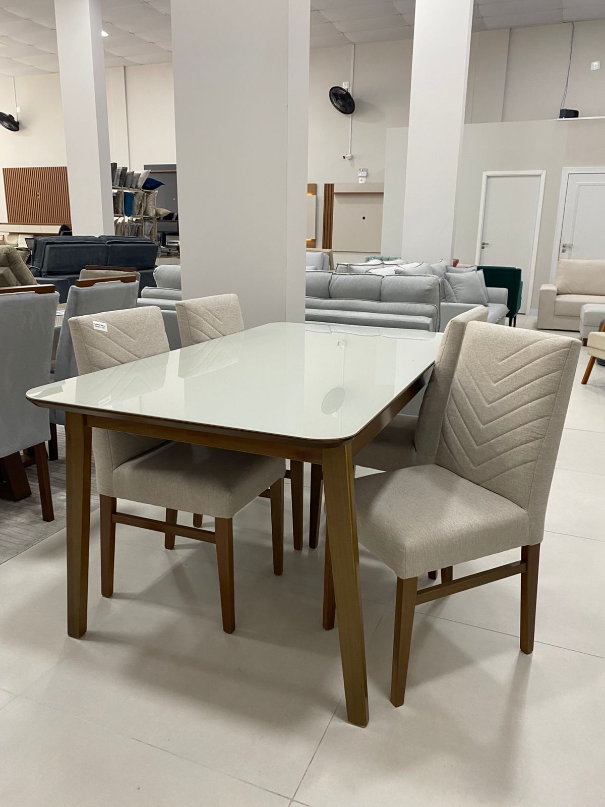 Mesa de jantar Roma com tampo de vidro, da Girassol Sofás, em Blumenau